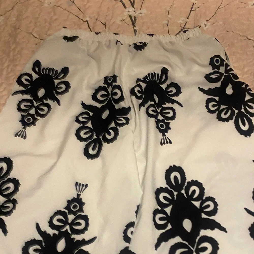 White and black Two piece set. - Picture 4 of 6